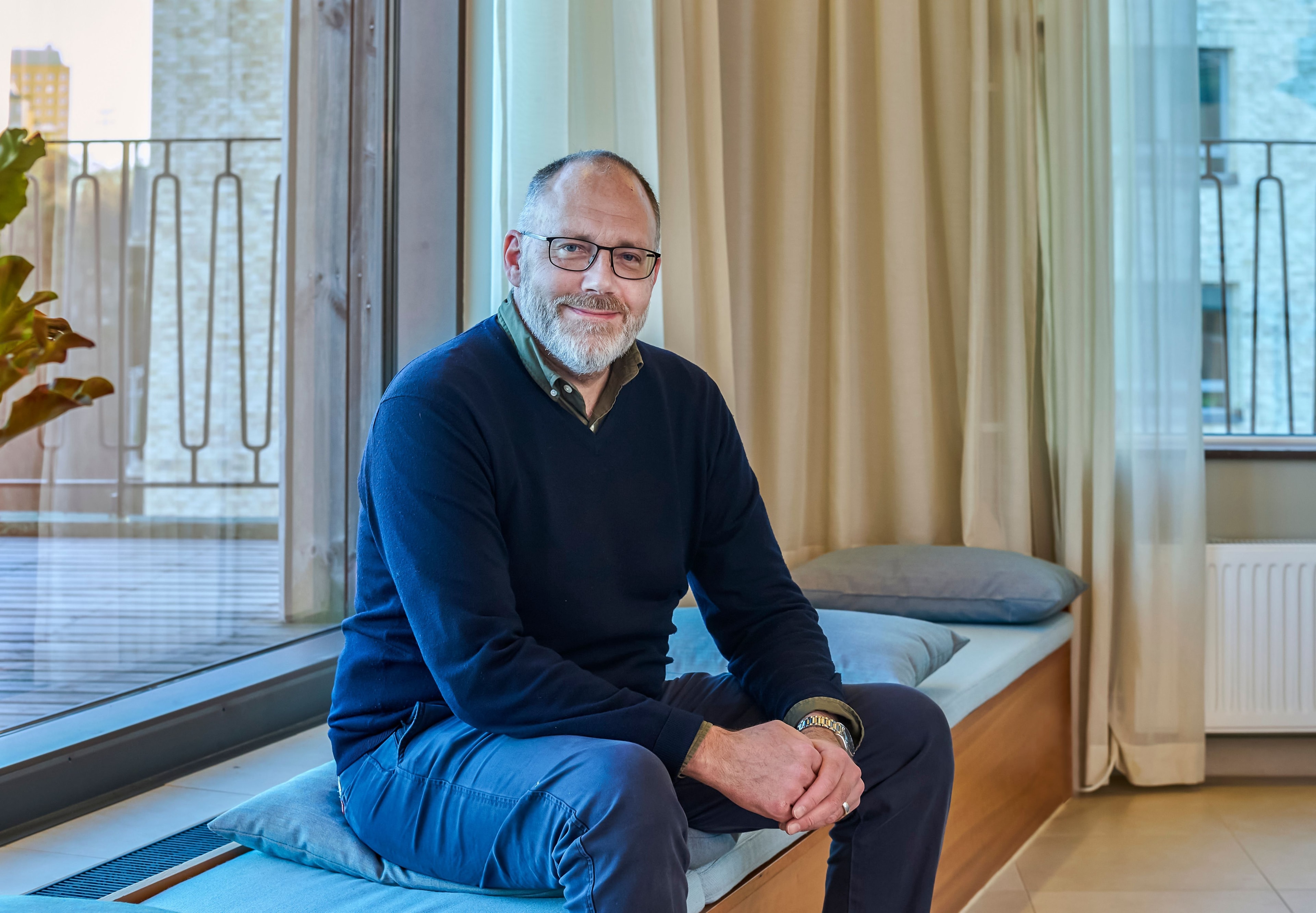 Land Lantbruks ekonomireporter Johan Sedenius ser glad ut där han sitter på en bänk. 