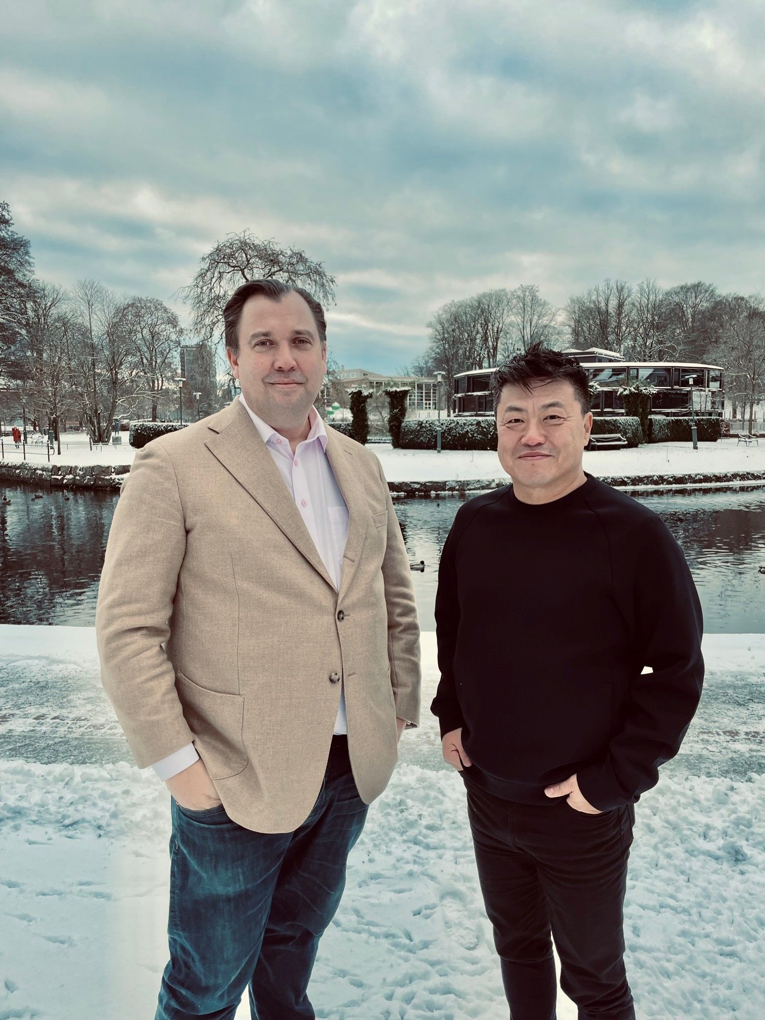 Johan Rutgersson, styrelseordförande Familjekortet, tillsammans med Johan Svensson, VD Ehandel. 