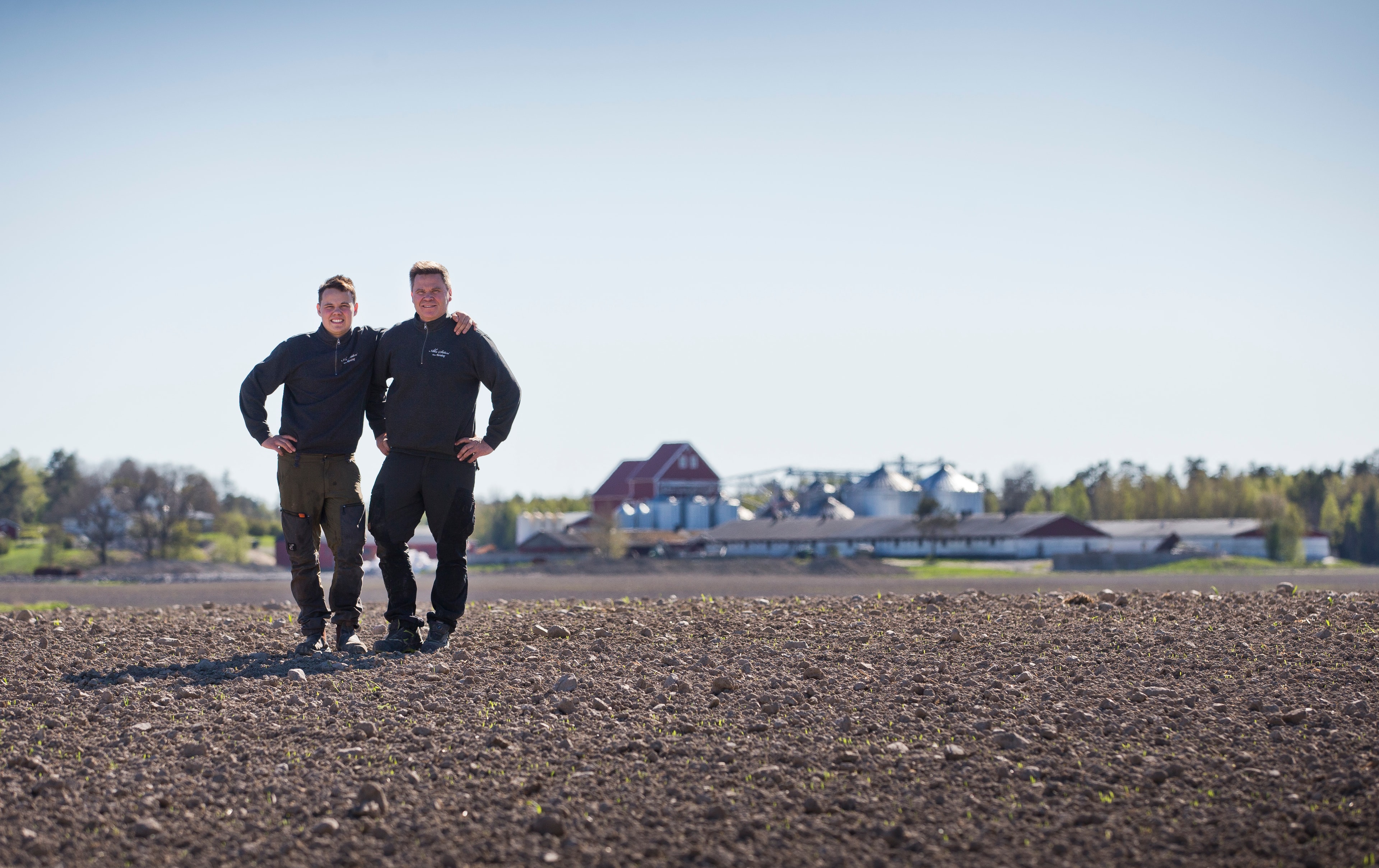 Karl-Johan Kullander och sonen Evald Harding Kullander är stolta över att Åhs säteri utsetts till Årets spjutspetsföretag 2026. Foto Øyvind Lund.